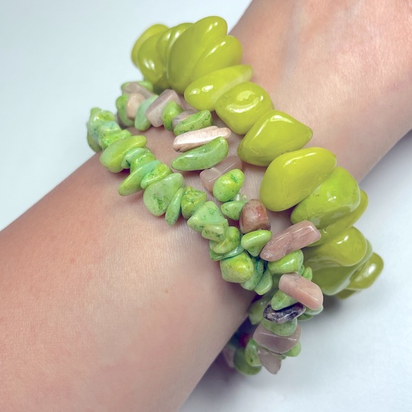 NWT green Irregular Gravel beads bracelet - Picture 3 of 3